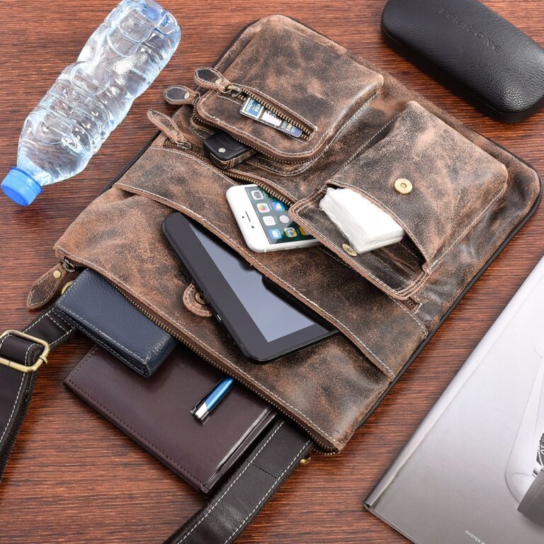 Pielęgnacja torby skórzanej męskiej - torba męska z akcesoriami do pracy